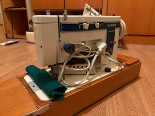 Máquina de coser Sigma blanca