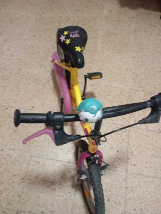 Bicicleta infantil amarilla y rosa