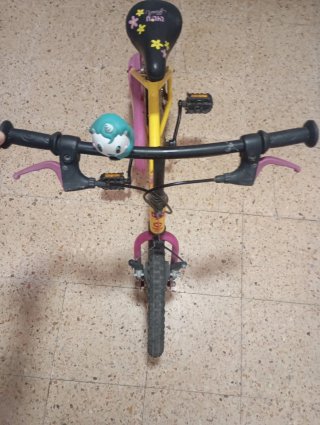 Bicicleta infantil amarilla y rosa