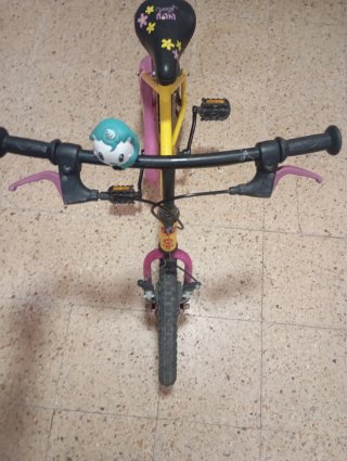 Bicicleta infantil amarilla y rosa