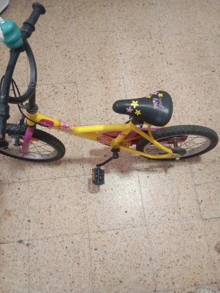 Bicicleta infantil amarilla y rosa