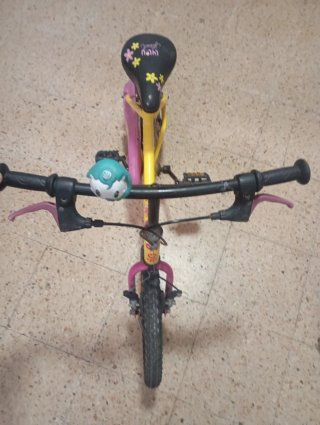 Bicicleta infantil amarilla y rosa