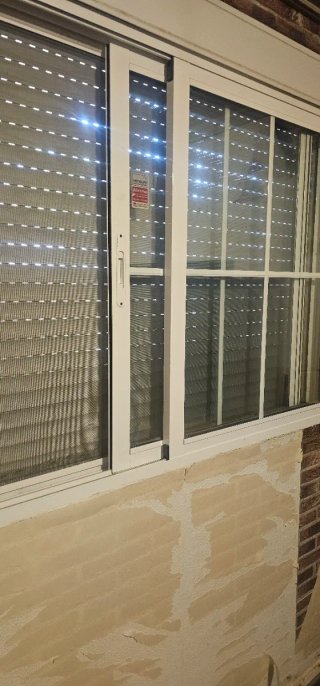 Ventana  blanca corredera con persiana