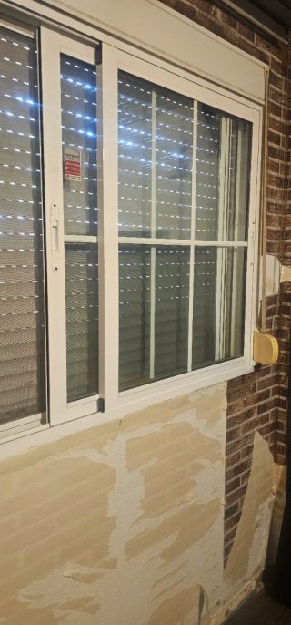 Ventana  blanca corredera con persiana