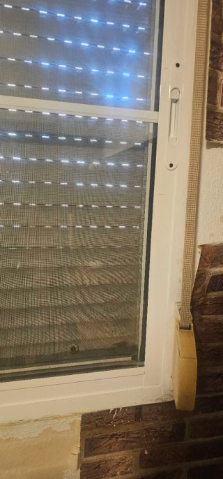 Ventana  blanca corredera con persiana