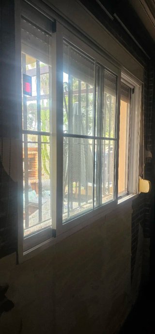 Ventana  blanca corredera con persiana