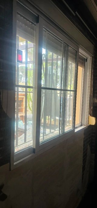 Ventana  blanca corredera con persiana