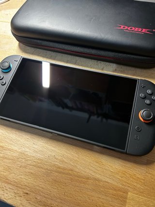 Nintendo Switch Nera + Custodia Dobe