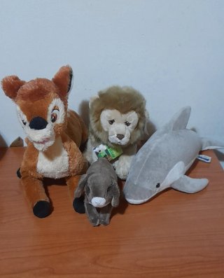Lote de 4 peluches: Bambi, león, conejo, delfín