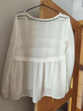 Blusa Zara blanca con pedrería verde