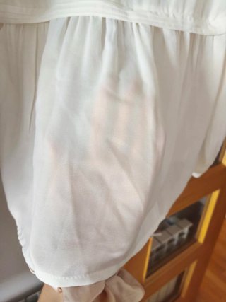 Blusa Zara blanca con pedrería verde