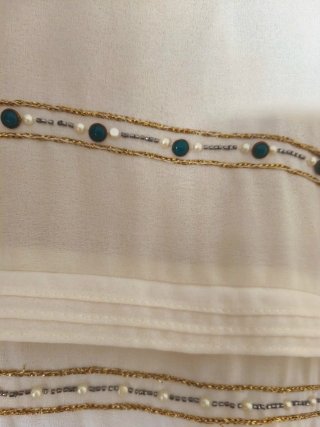 Blusa Zara blanca con pedrería verde