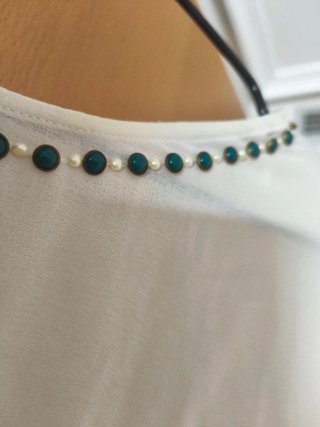 Blusa Zara blanca con pedrería verde