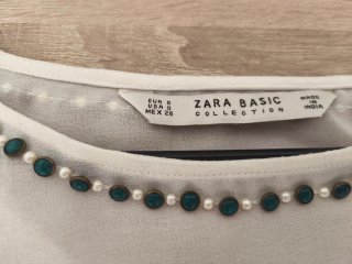 Blusa Zara blanca con pedrería verde
