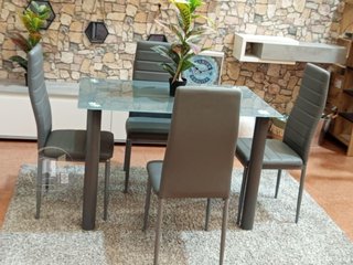 Mesa de comedor con 4 sillas en color gris.