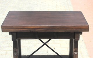 Mesa de madera maciza con detalles metálicos