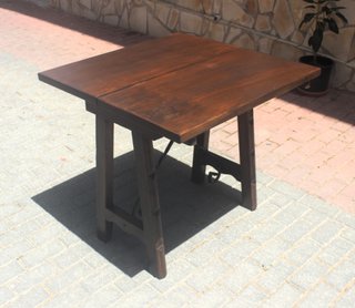 Mesa de madera maciza con detalles metálicos