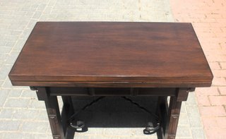 Mesa de madera maciza con detalles metálicos