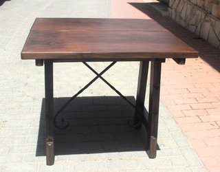 Mesa de madera maciza con detalles metálicos