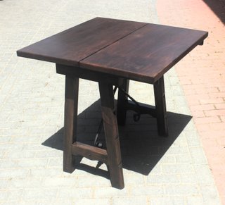 Mesa de madera maciza con detalles metálicos