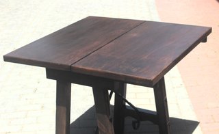 Mesa de madera maciza con detalles metálicos