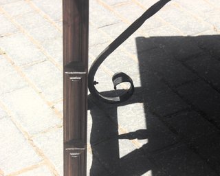 Mesa de madera maciza con detalles metálicos