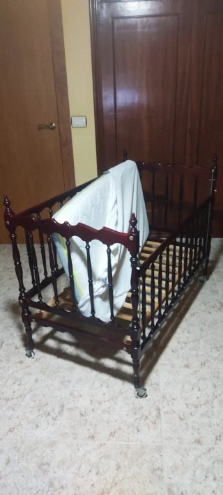 Cuna de bebé de madera oscura