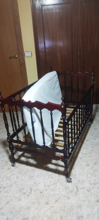 Cuna de bebé de madera oscura