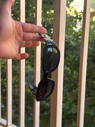 Gafas de sol Versace negras y doradas