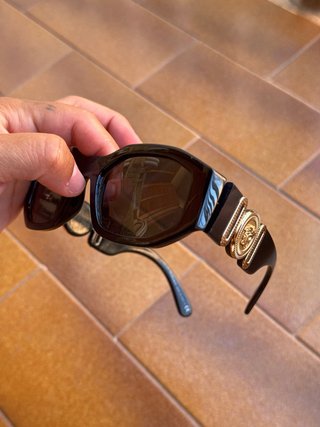 Gafas de sol Versace negras y doradas