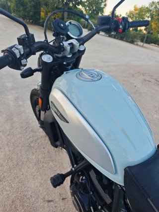 Ducati Scrambler Icon 800cc azul y negra