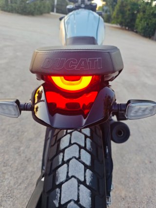 Ducati Scrambler Icon 800cc azul y negra