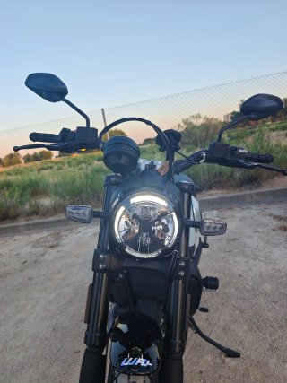 Ducati Scrambler Icon 800cc azul y negra