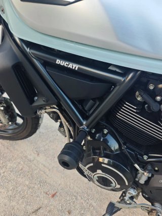 Ducati Scrambler Icon 800cc azul y negra