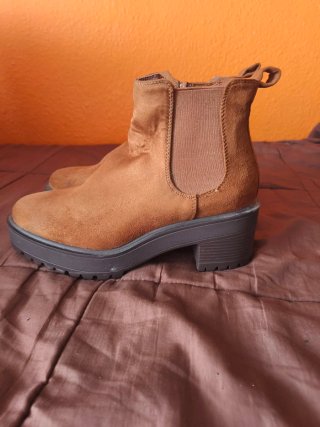 Botines Chelsea plataforma track marrones