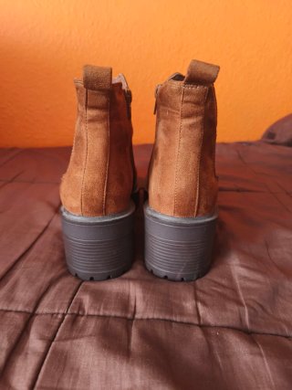 Botines Chelsea plataforma track marrones