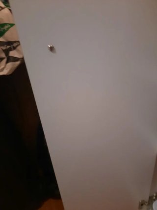 Mueble blanco con patas y 2 baldas
