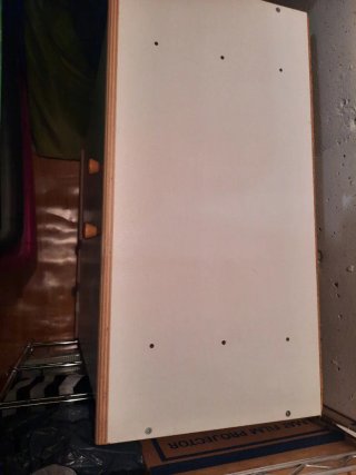 Mueble blanco con patas y 2 baldas