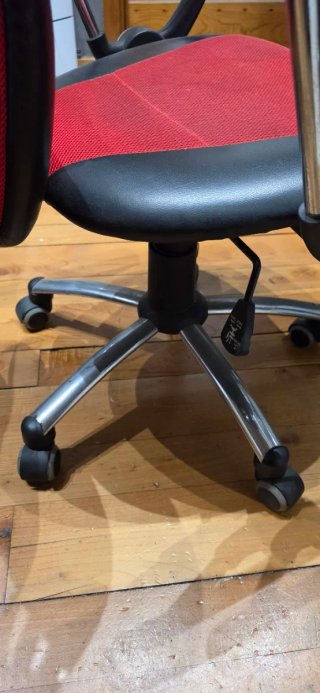 Silla de oficina regulable roja y negra