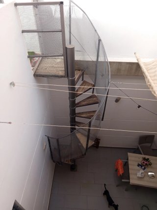 Escalera de caracol metálica y madera