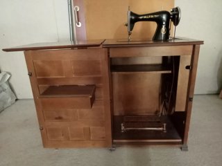 Máquina de coser Alfa antigua