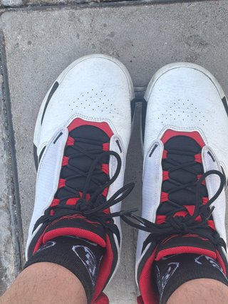 Zapatillas Jordan Blancas y Rojas