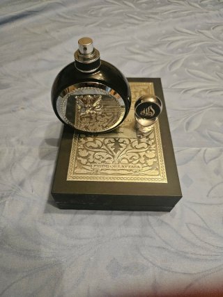 Perfume de Lujo Dorado y Negro