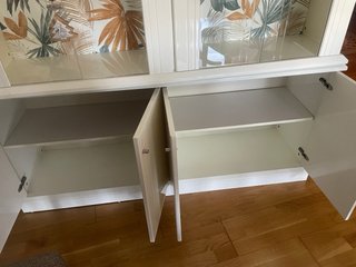 Vitrina blanca lacada con puertas de cristal