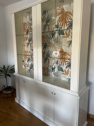 Vitrina blanca lacada con puertas de cristal