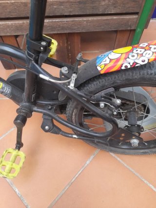 Bicicleta infantil negra y amarilla
