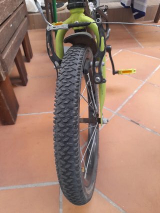 Bicicleta infantil negra y amarilla