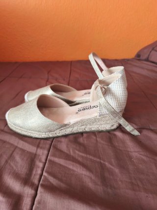 Alpargatas cuña Amarpies doradas/beige
