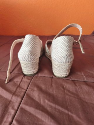 Alpargatas cuña Amarpies doradas/beige