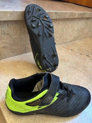 Botas de fútbol negras y verdes